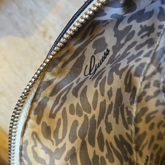 Stunning Guess Signature Floral Hand Bag - Picture 11 of 16